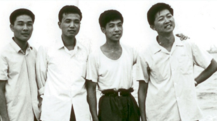 "1980年的北大校学生会干部·孟晓苏与李克强等合影.jpg"/