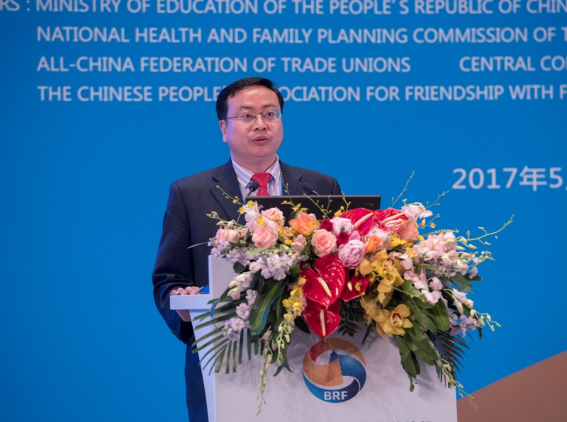 "“一带一路”国际智库合作联盟秘书长金鑫与巴基斯坦中巴经济走廊委员会主席穆沙希德·侯赛因·赛义德共同宣布启动“增进‘一带一路’民心相通国际智库合作项目”。.jpg"
