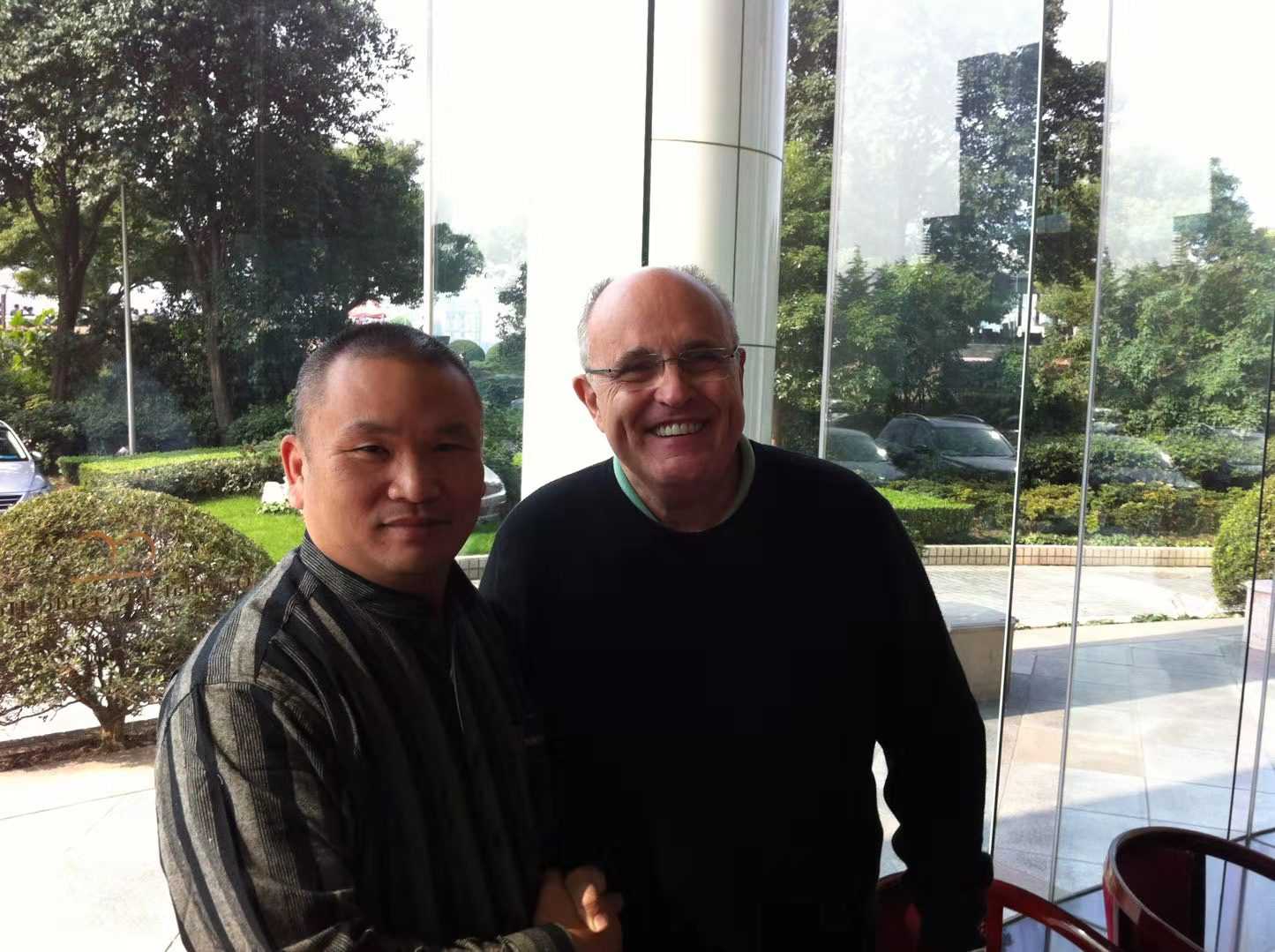 "⽂丹菁和美国纽约市前市长特朗普私⼈律师朱利安尼合影(1).jpg"