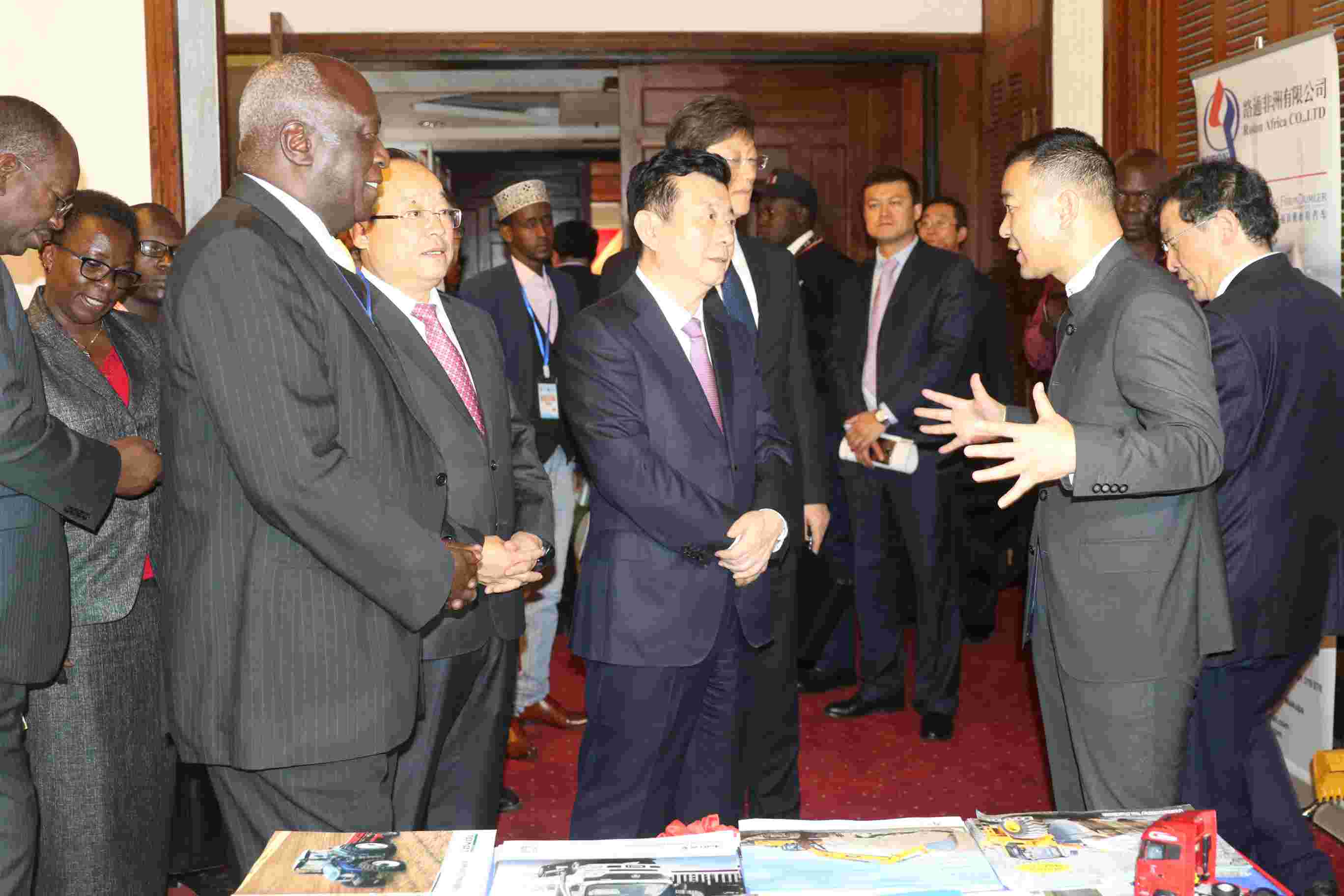 "1向山东省人大常委会副主任于晓明与肯尼亚工业部长等官员介绍公司发展(1).jpg"