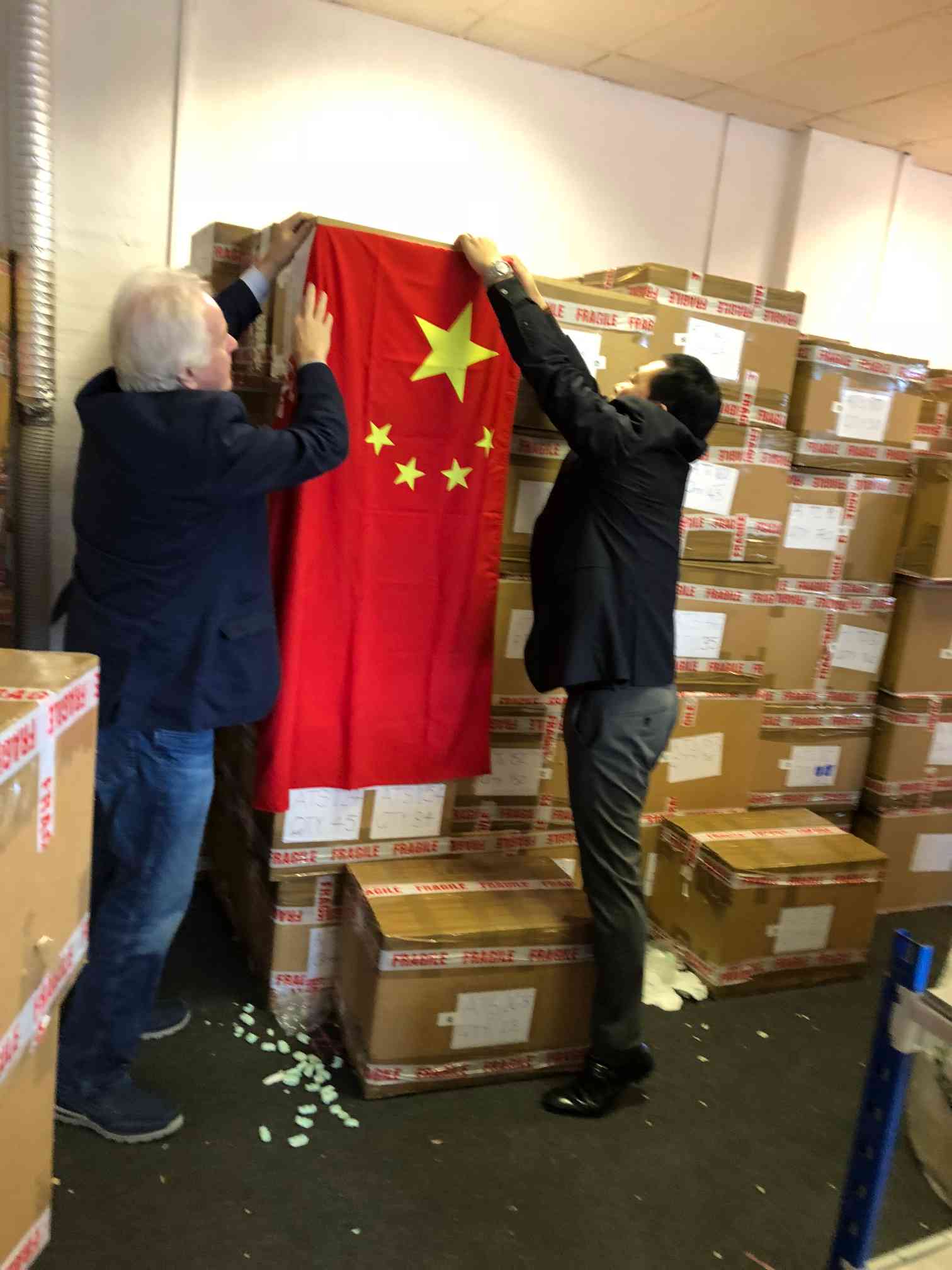 "1郑长来与英国“泰兴号”瓷器原持有方谈判收购成功，“魂归故里、物归原主”。(1).jpg"