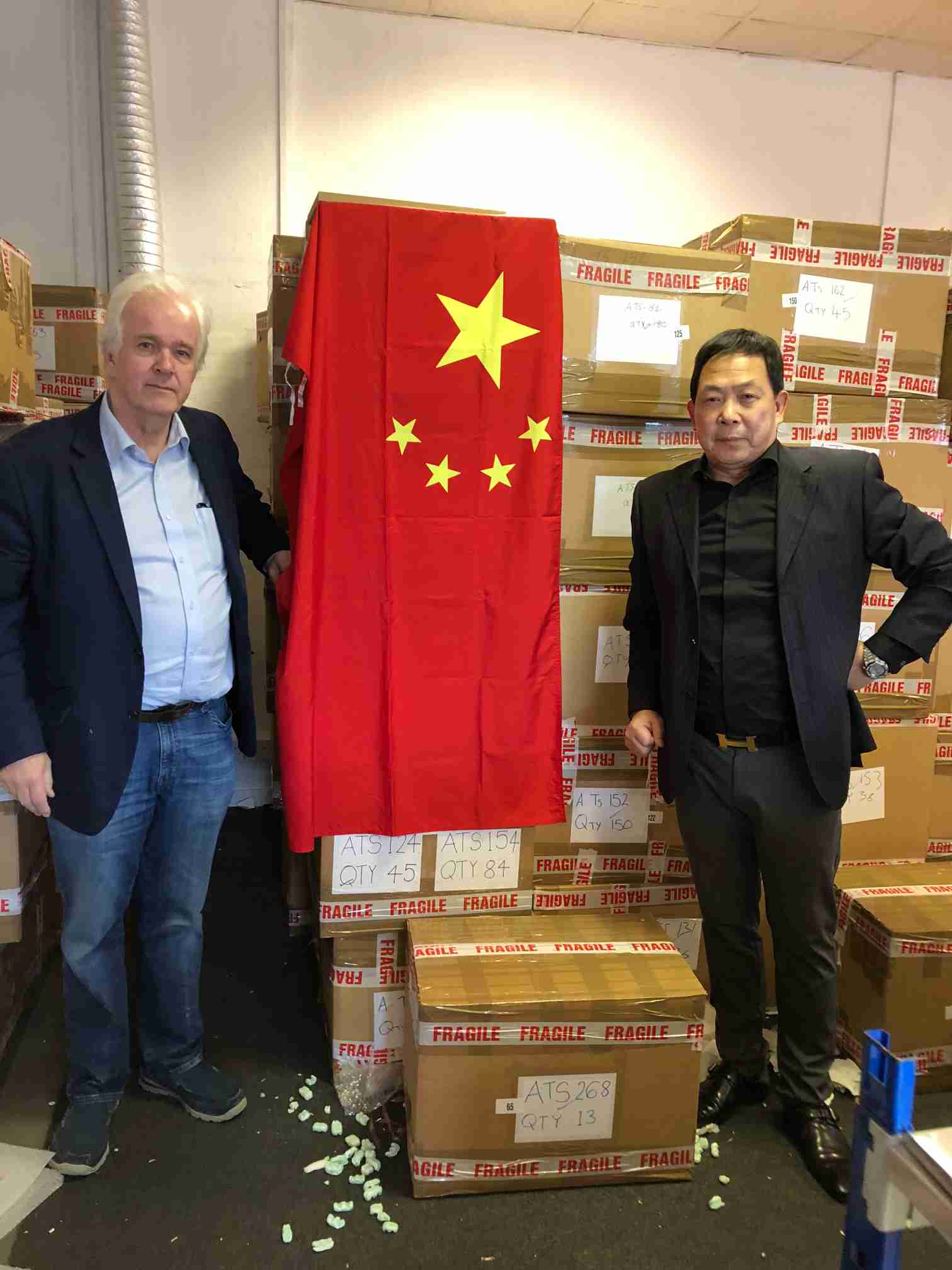 "郑长来与英国“泰兴号”瓷器原持有方谈判收购成功展示国旗(1).jpg"