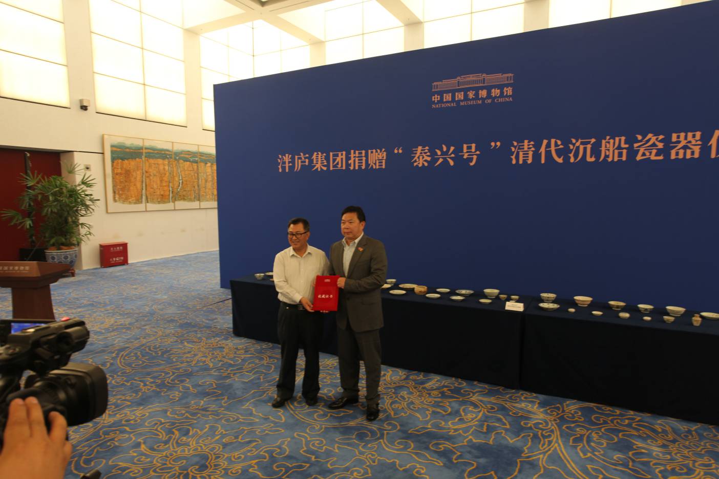 "郑长来在“泰兴号”文物捐赠国家博物馆的仪式上(1).jpg"