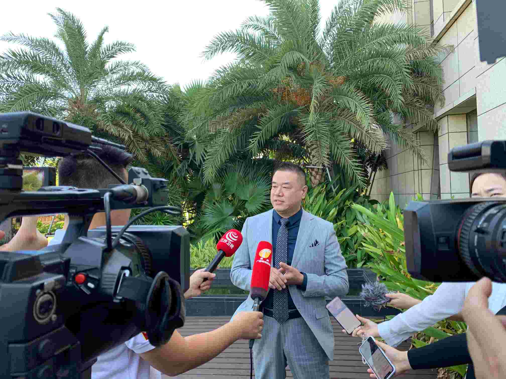 "“在海南签署投资合作协议时”接受媒体采访(1).jpg"