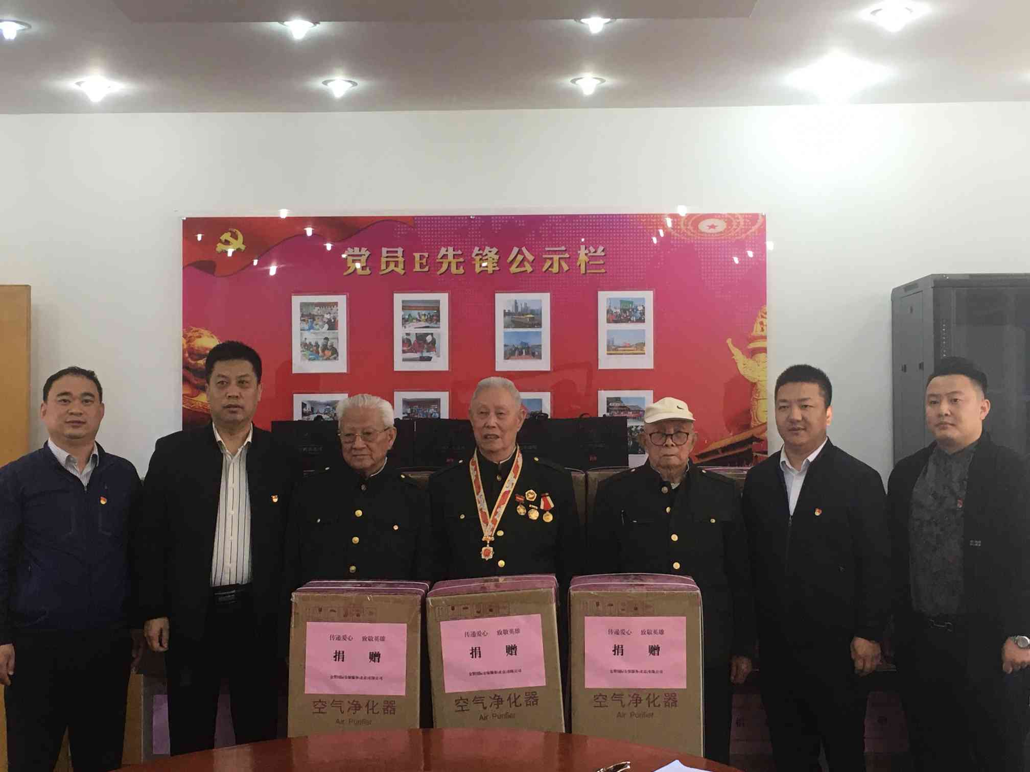"··爱心传递·致敬英雄··(1).jpg"