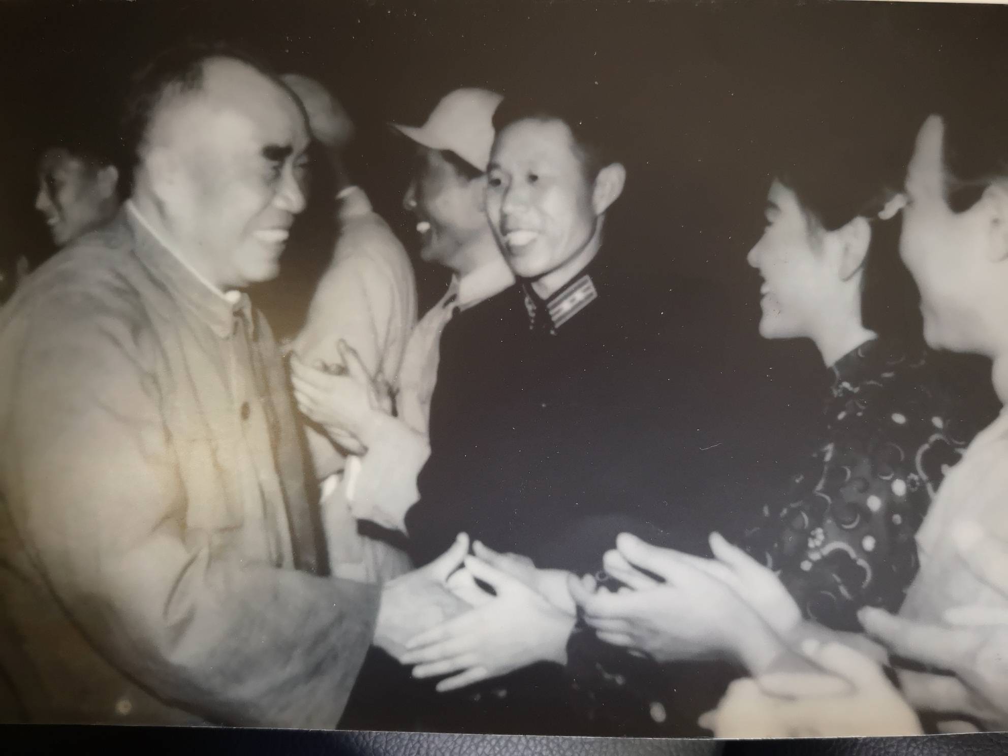 "1朱德总司令亲切接见陶玉玲等部分演员(1).jpg"