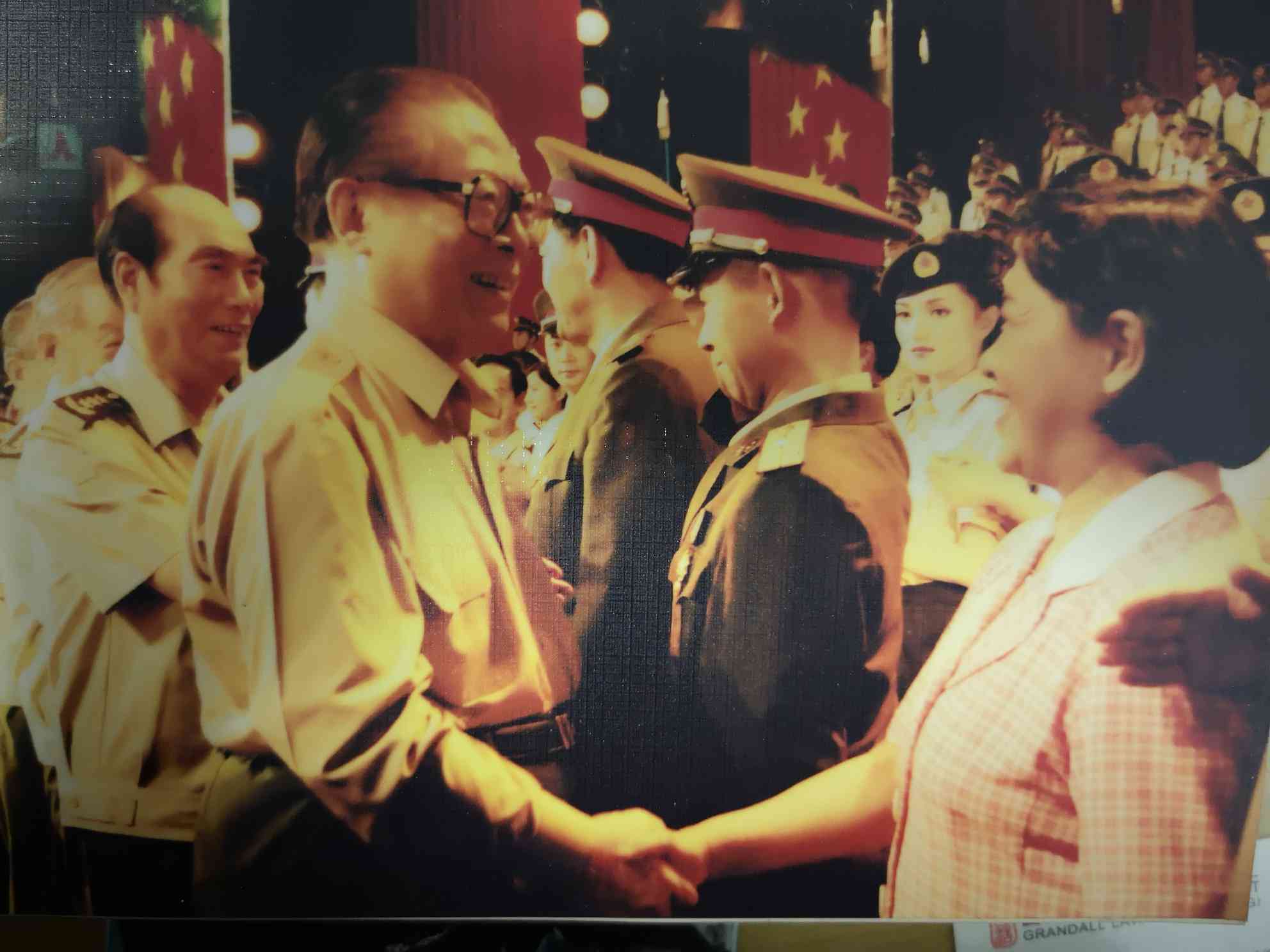 "2·江泽民主席接见陶玉玲等演员(1).jpg"