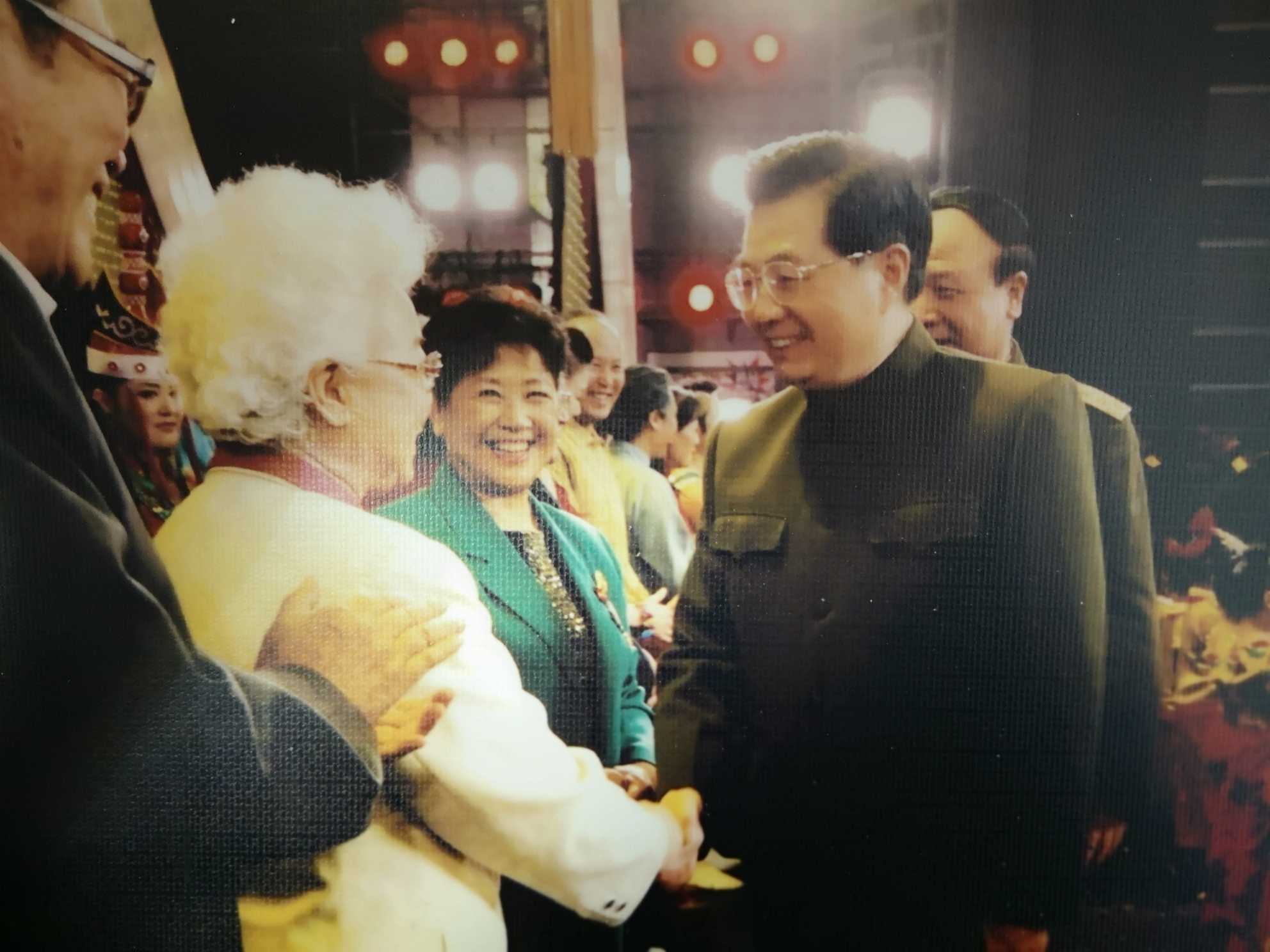 "2胡锦涛主席亲切接见陶玉玲等演员们(1).jpg"