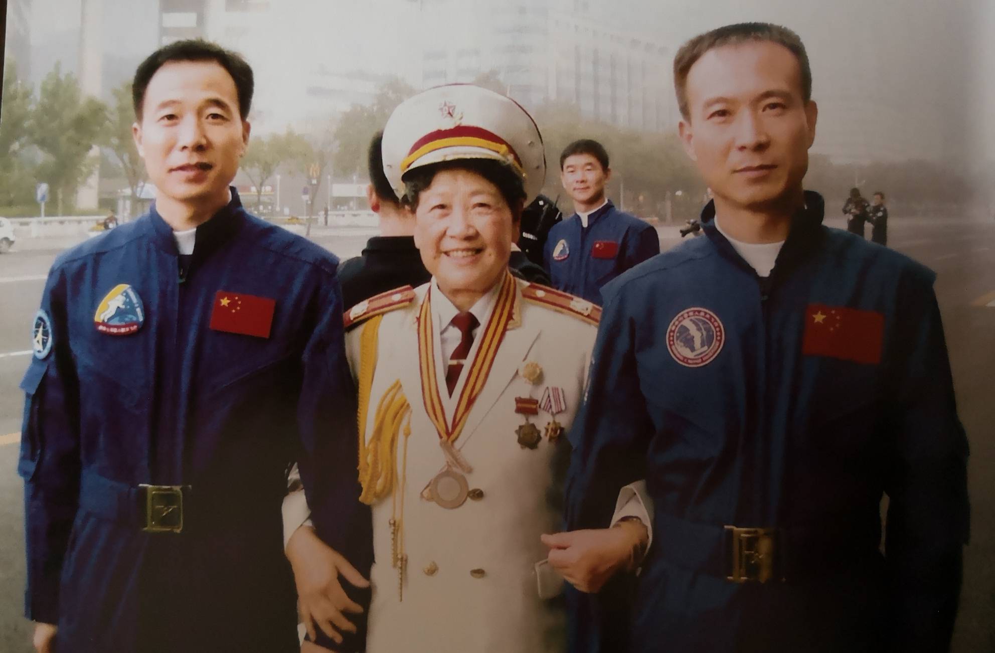 "5陶玉玲与中国航天英雄合影(1).jpg"