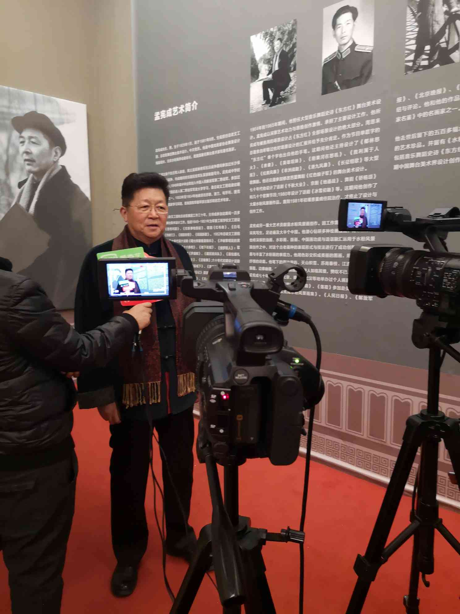 "孟晓苏（中房集团原董事长·万里秘书）在捐赠仪式上接受媒体采访(1).jpg"