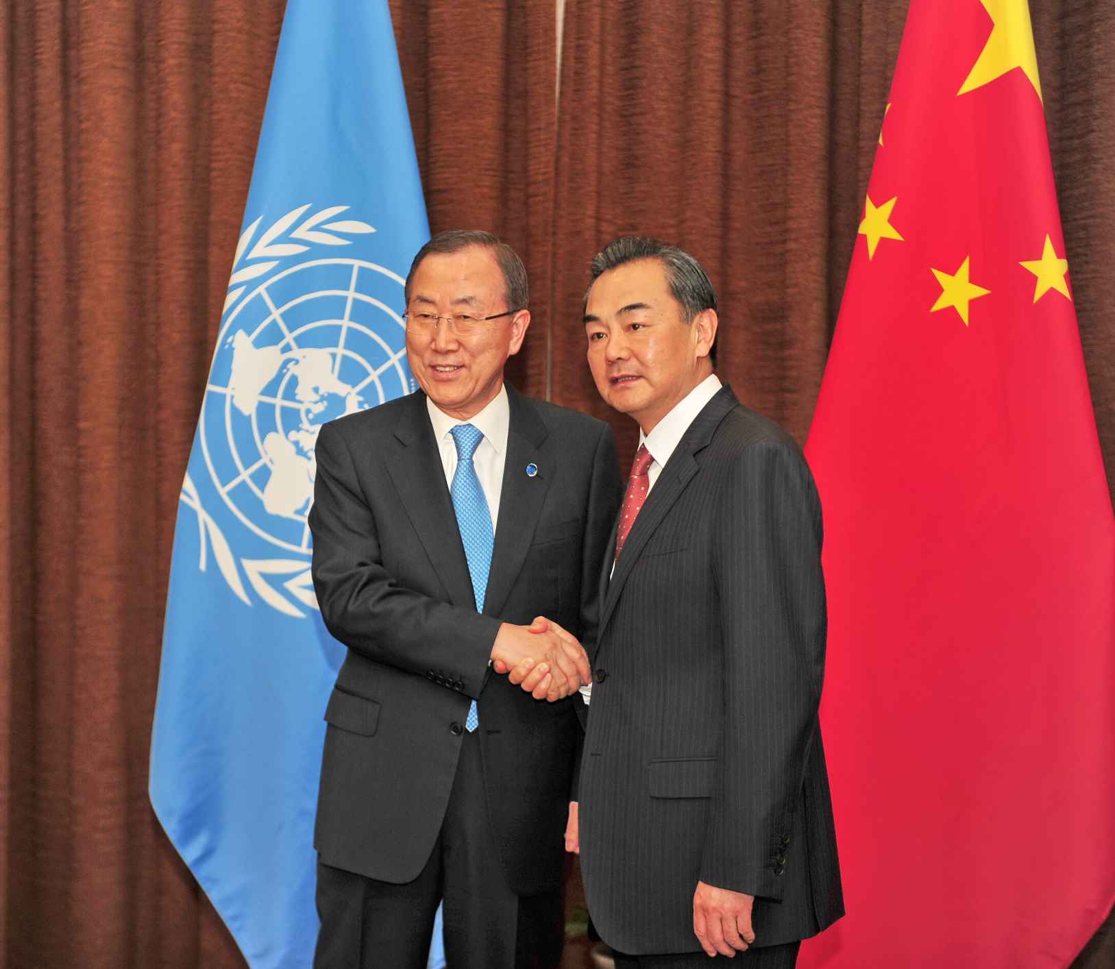 "外交部长王毅与联合国秘书长潘基文合影(1).jpg"