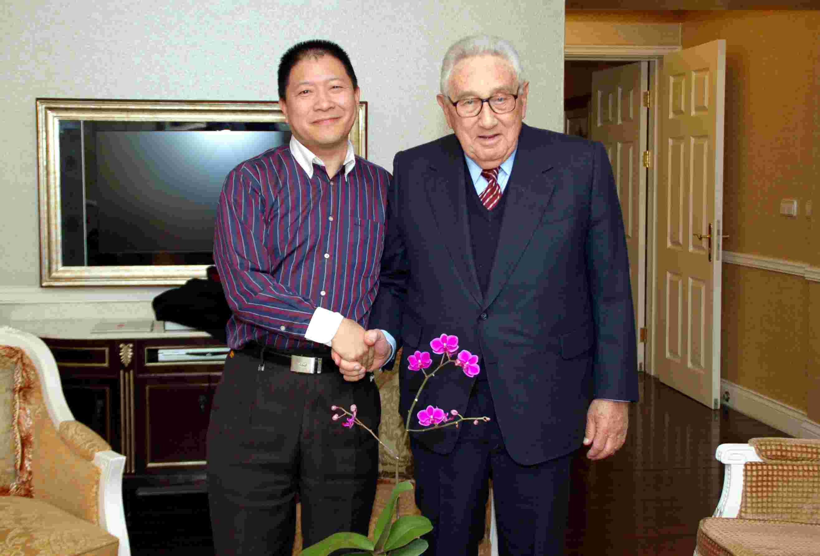 "杜辉煌副总编辑与美国国务卿基辛格先生合影(1).jpg"