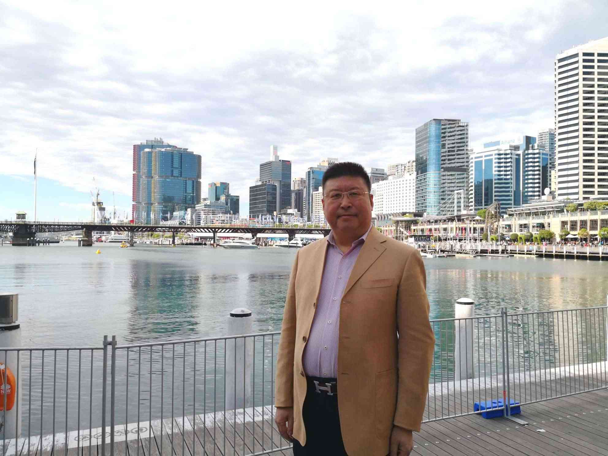 "杨志唯在悉尼情人港(1).jpg"