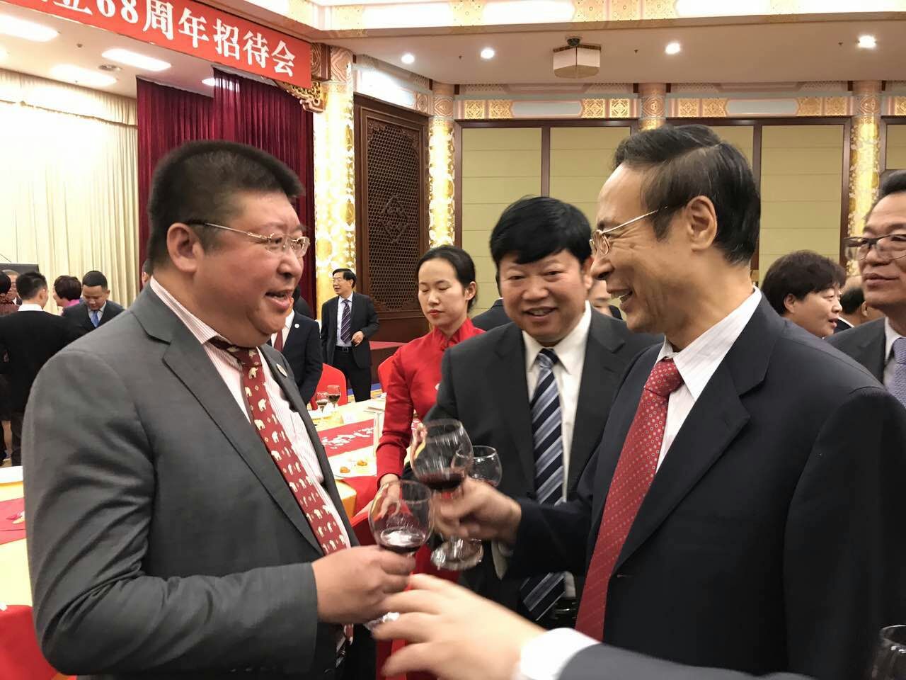 "全国侨联万立骏主席与海外委员杨志唯在会议期间亲切交谈.jpg"
