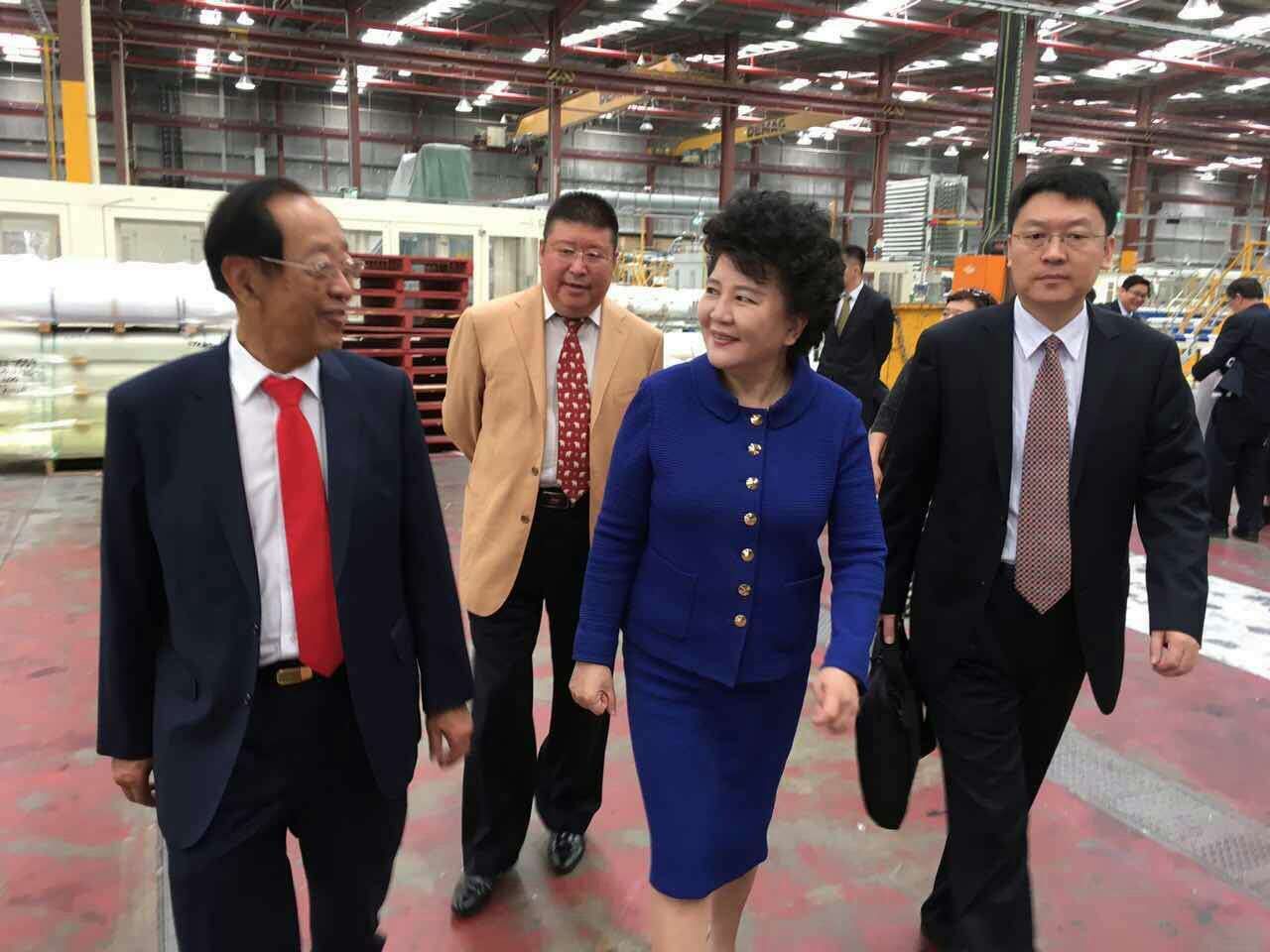 "陪同国务院侨办裘援平主任（右二）考察参观澳洲著名华人企业