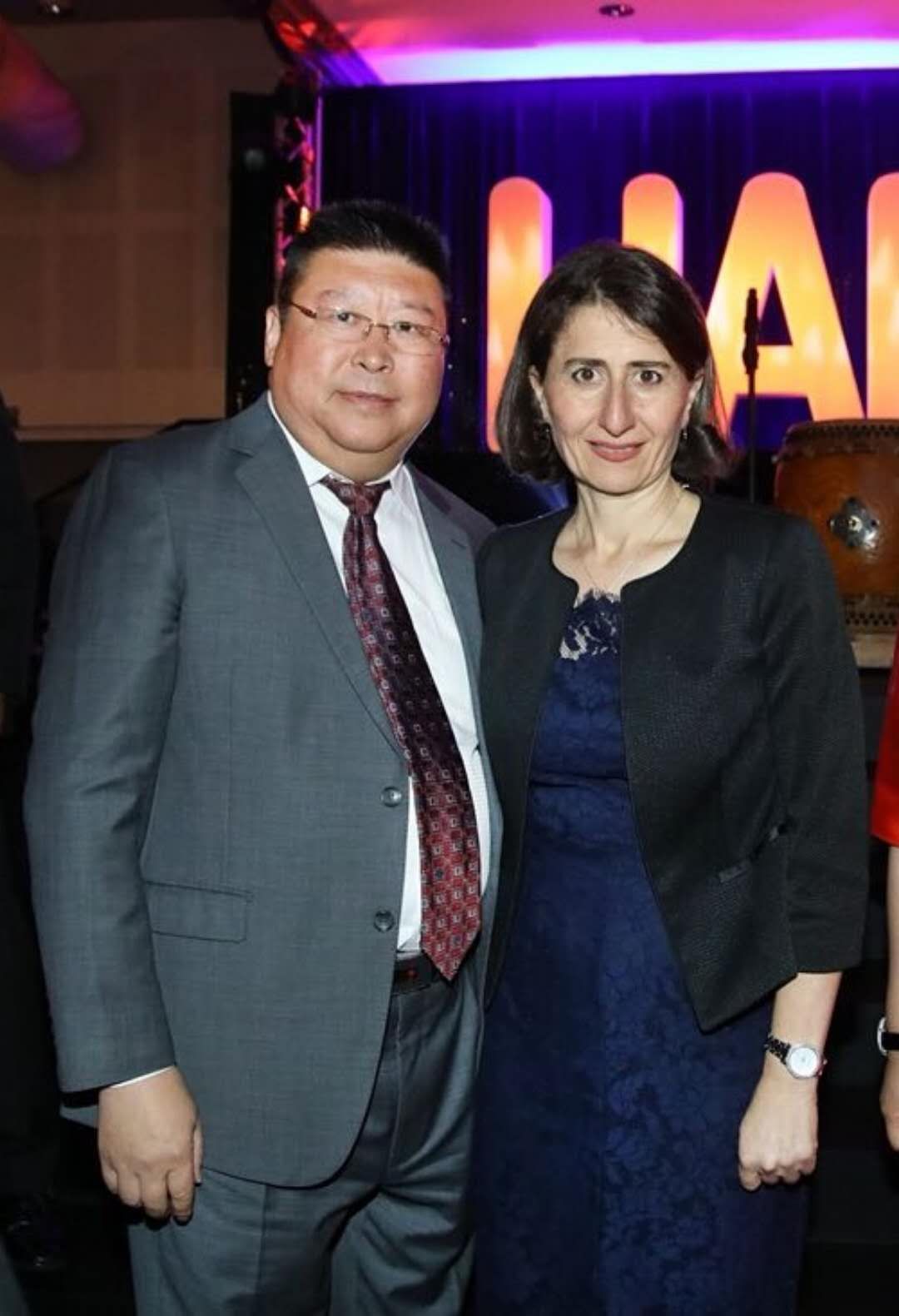 "杨志唯在新南威尔士州政府举办的多元文化颁奖典礼上，与新州州长