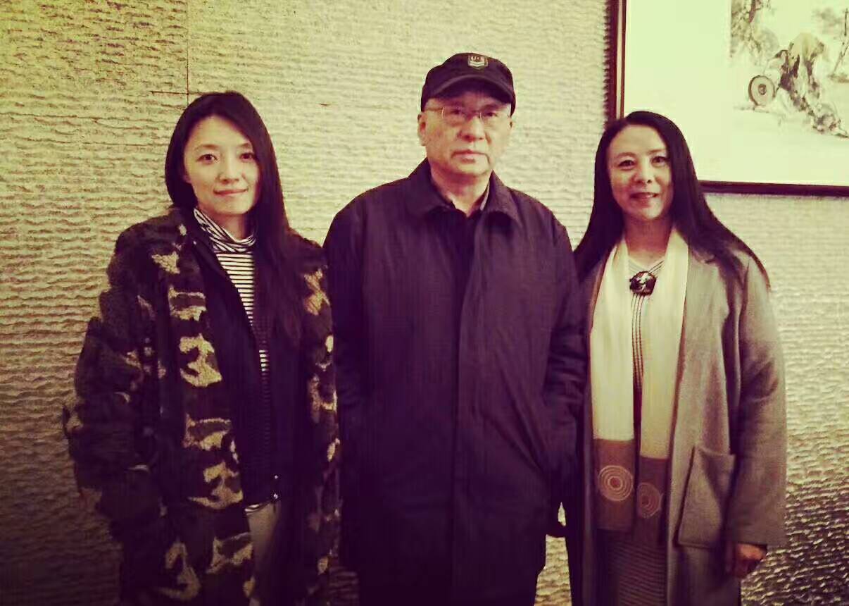 "尹玮社长与电视连续剧《亮剑》作者都梁及演员梁林琳合影.jpg"