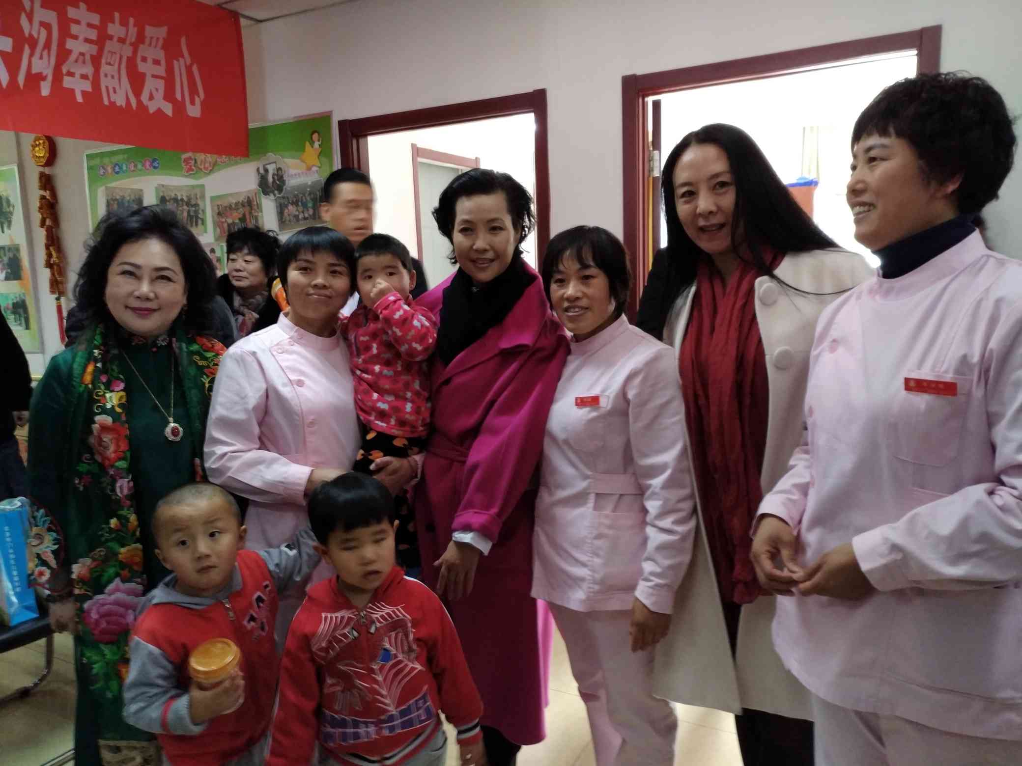 "尹玮社长与印尼钟家燕主席及著名歌唱演员梦鸽在儿童福利院与孩子们的工作人员合影.jpg"