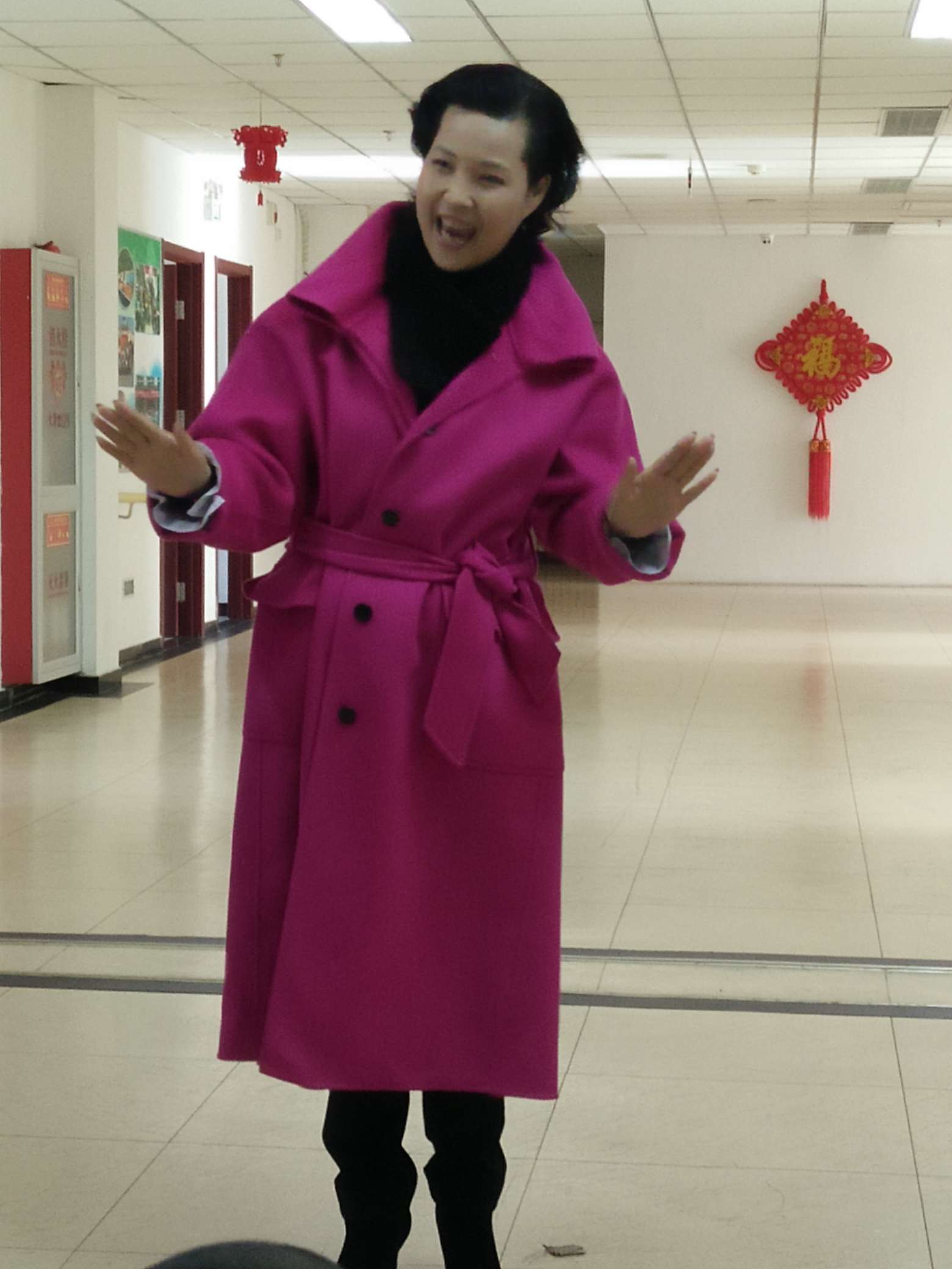 "著名歌唱演员梦鸽为福利院的孩子们奉献歌曲.jpg"