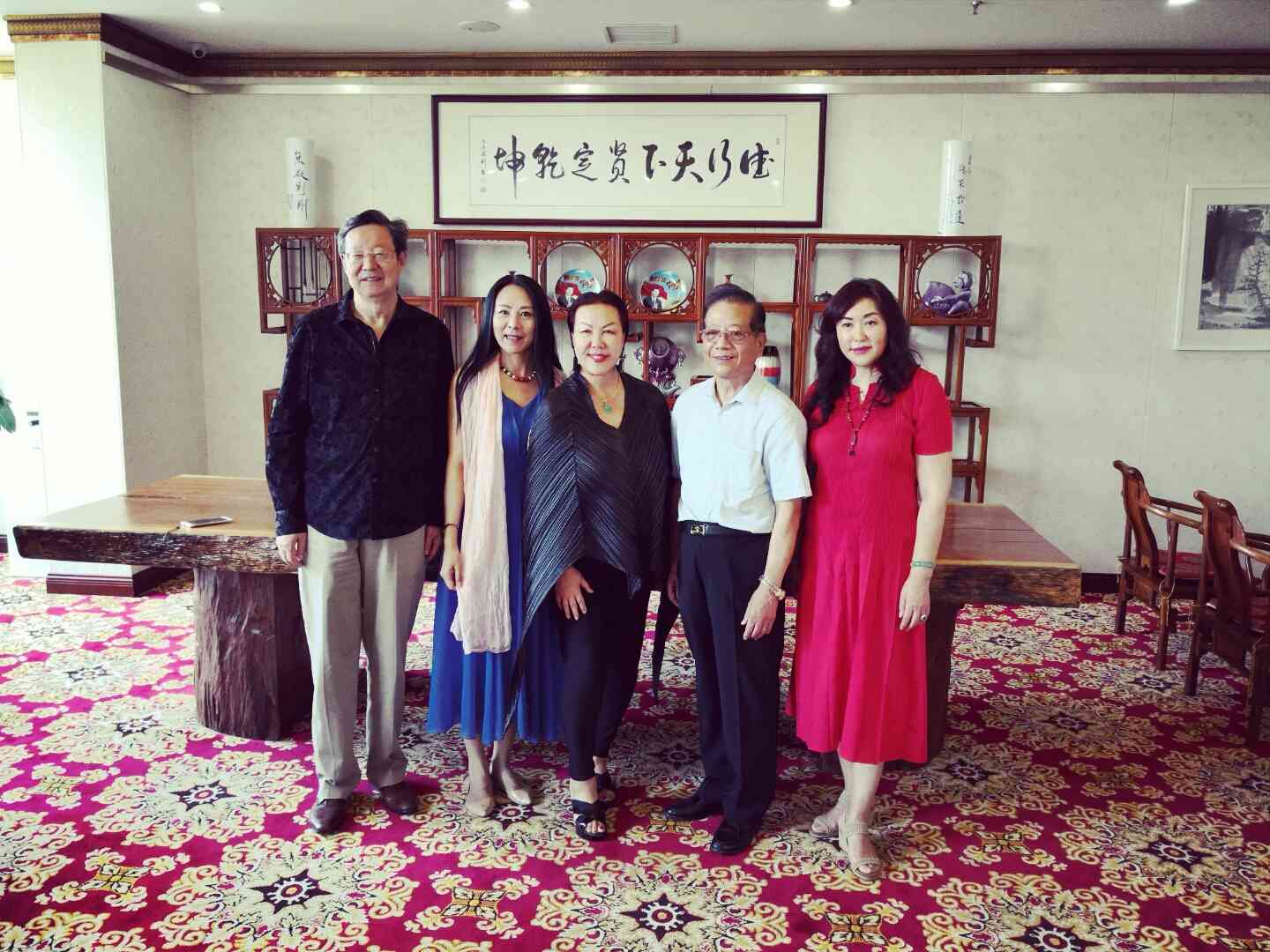 "外交部档案馆前馆长廉正保大使及社长尹玮女士在德贤汇欢迎来自美国·美中企业家商会会长孙文铁先生及夫人唐丽莎女士、好莱坞著名设计师sue