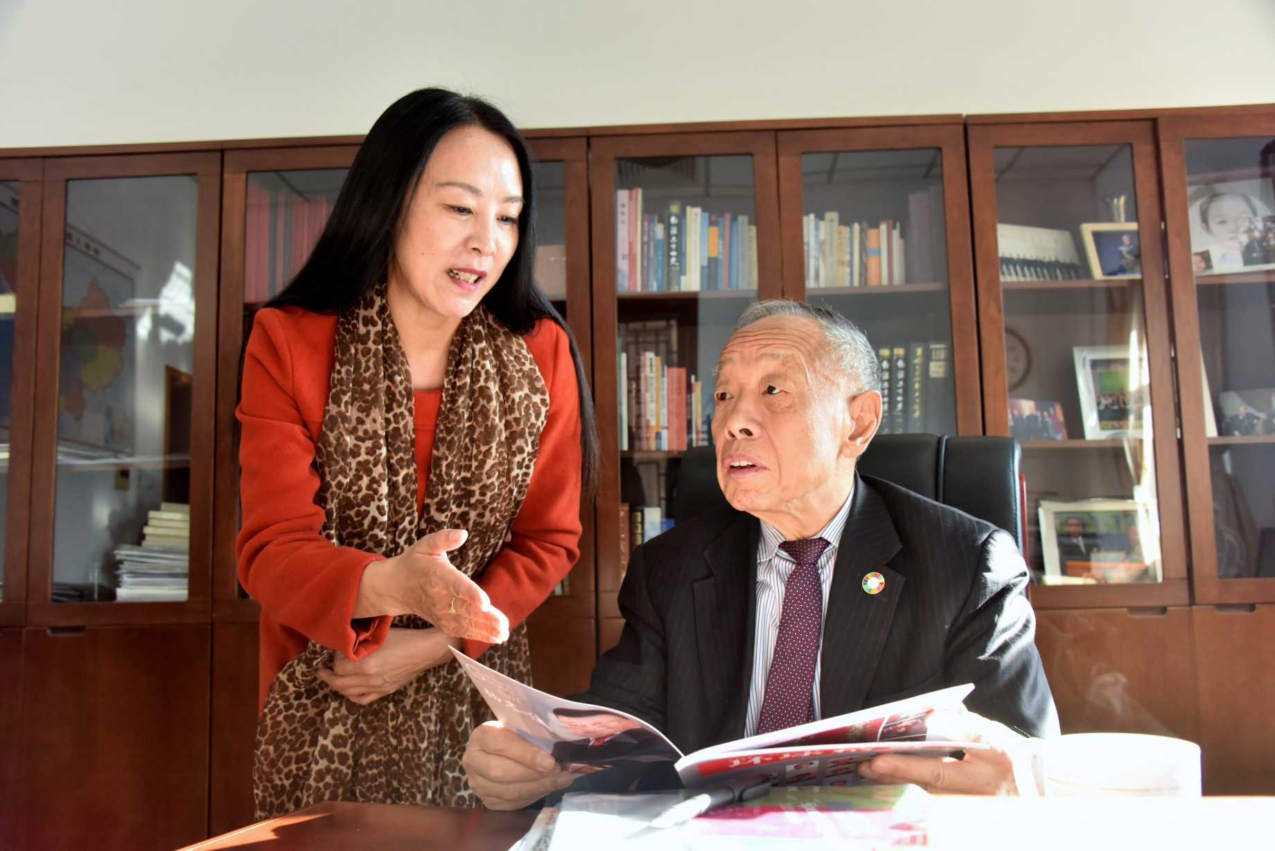 "外交部前部长李肇星勉励环球精英并题字：祝环球精英“爱国敬民”快乐前行为人民