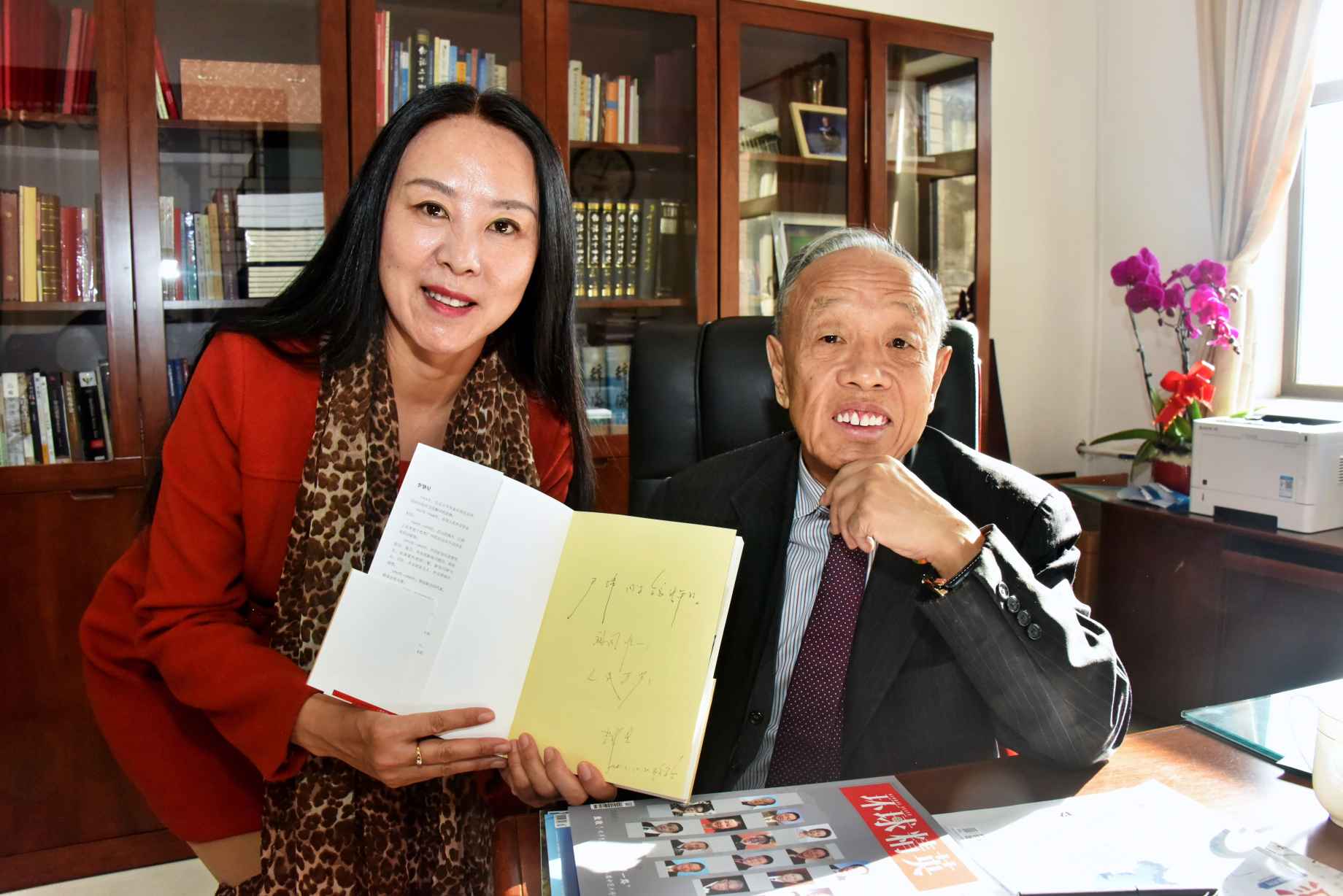 "外交部前部长李肇星赠书尹玮社长.jpg"