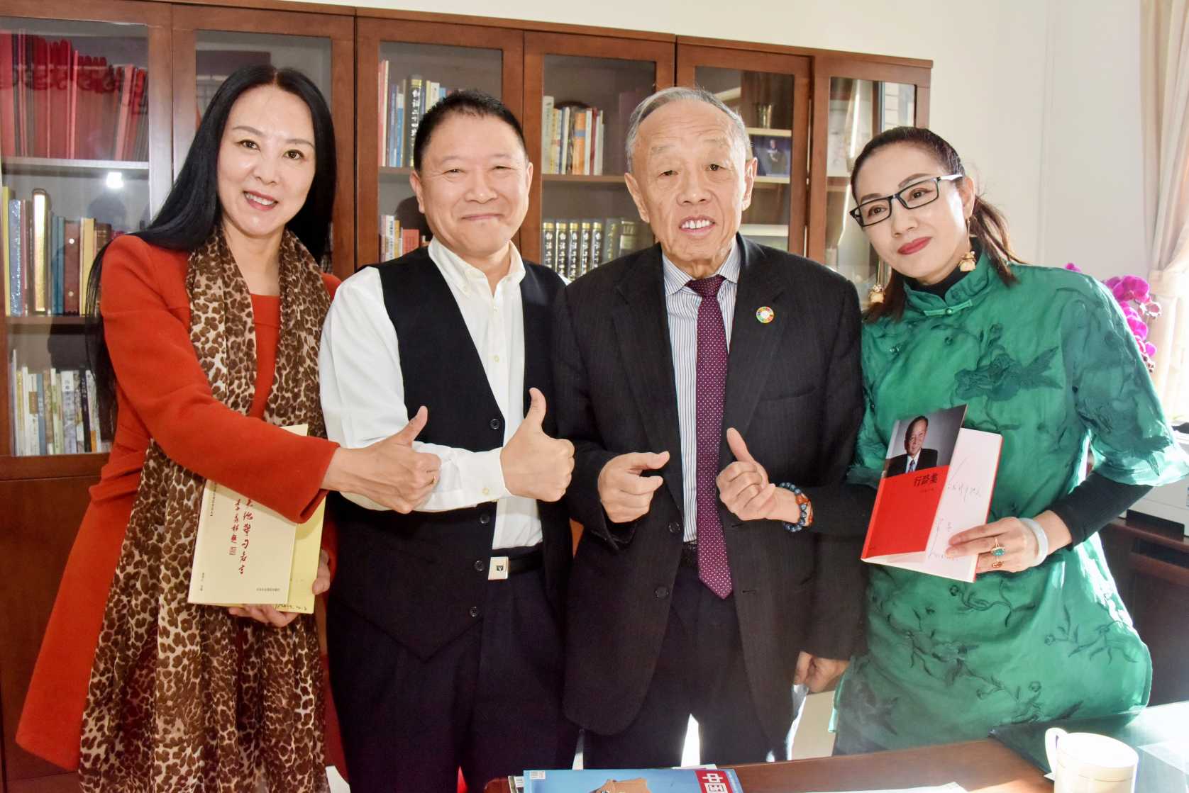 "与李肇星部长合影.jpg"