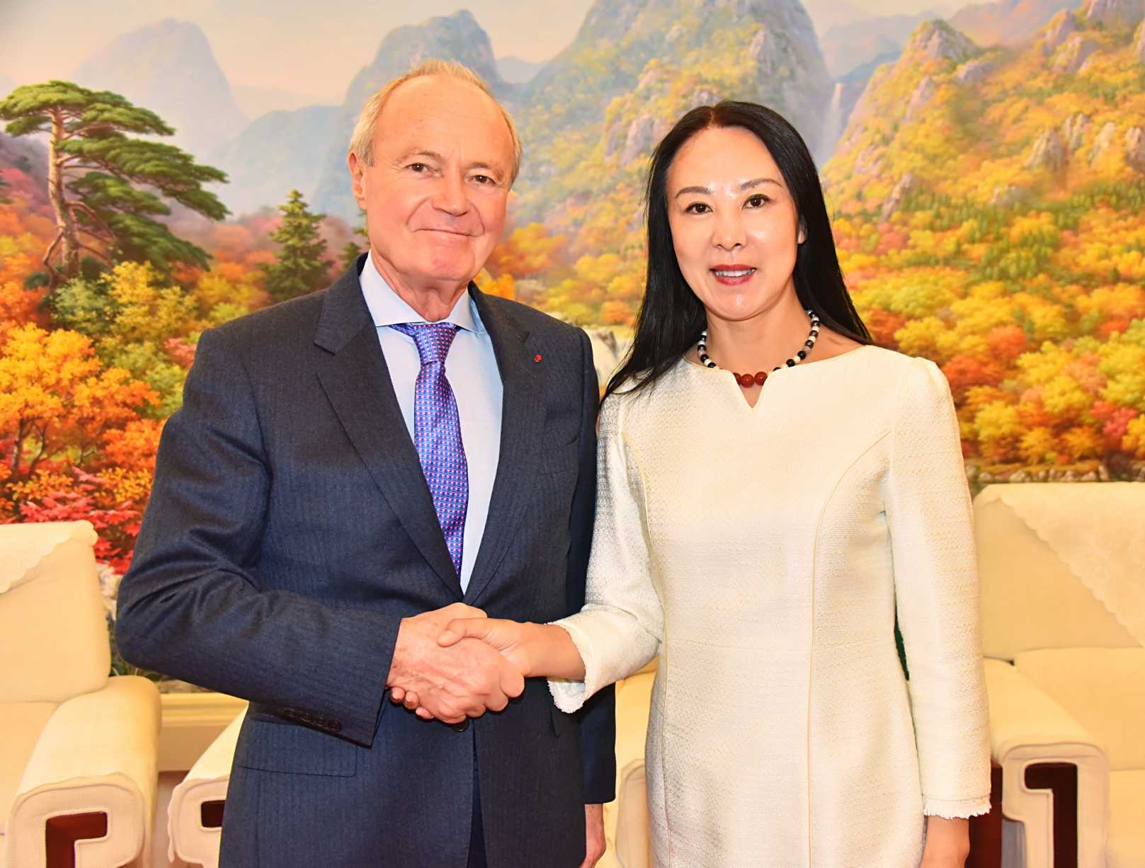"尹玮社长与匈牙利前总理迈杰希·彼得交流合影·.jpg"