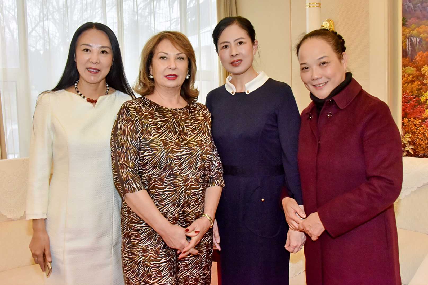 "与保加利亚前总统夫人合影·.jpg"