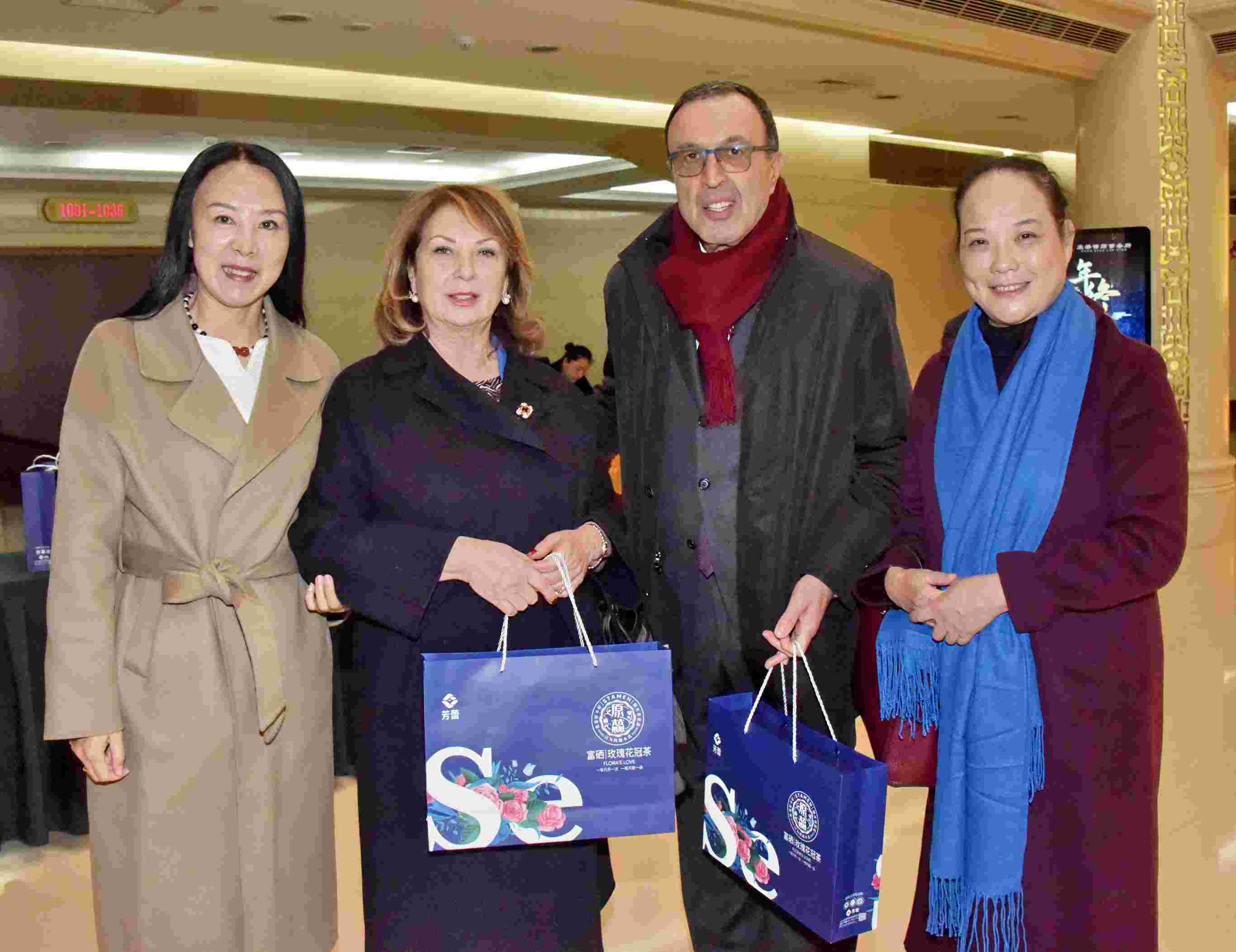 "保加利亚前总统彼得·斯托扬诺夫及夫人赞中国山东平阴“芳蕾玫瑰”产品赞不绝口.jpg.jpg"