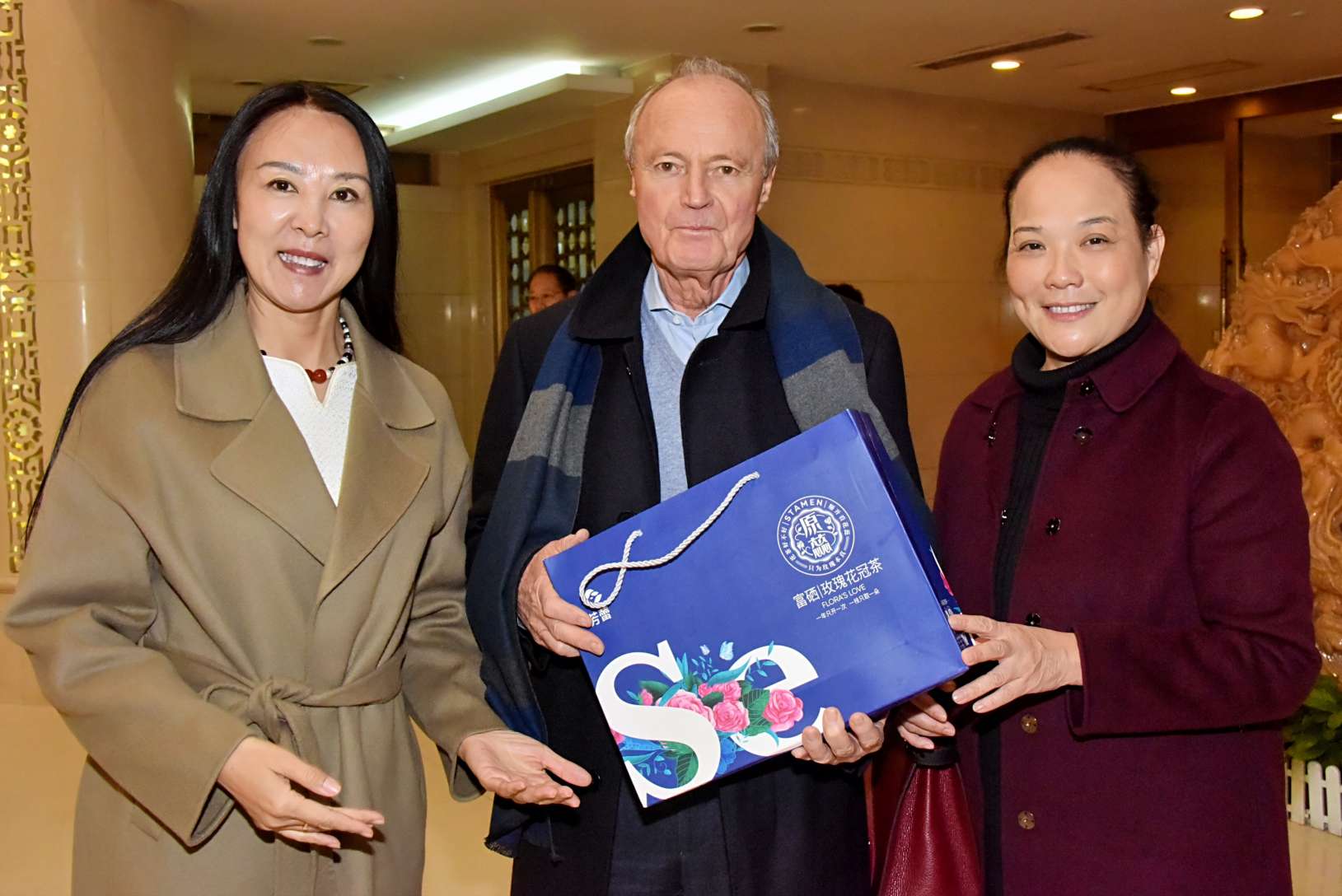 "匈牙利前总理迈杰希·彼得赞中国山东平阴“芳蕾玫瑰”产品赞不绝口·.jpg"