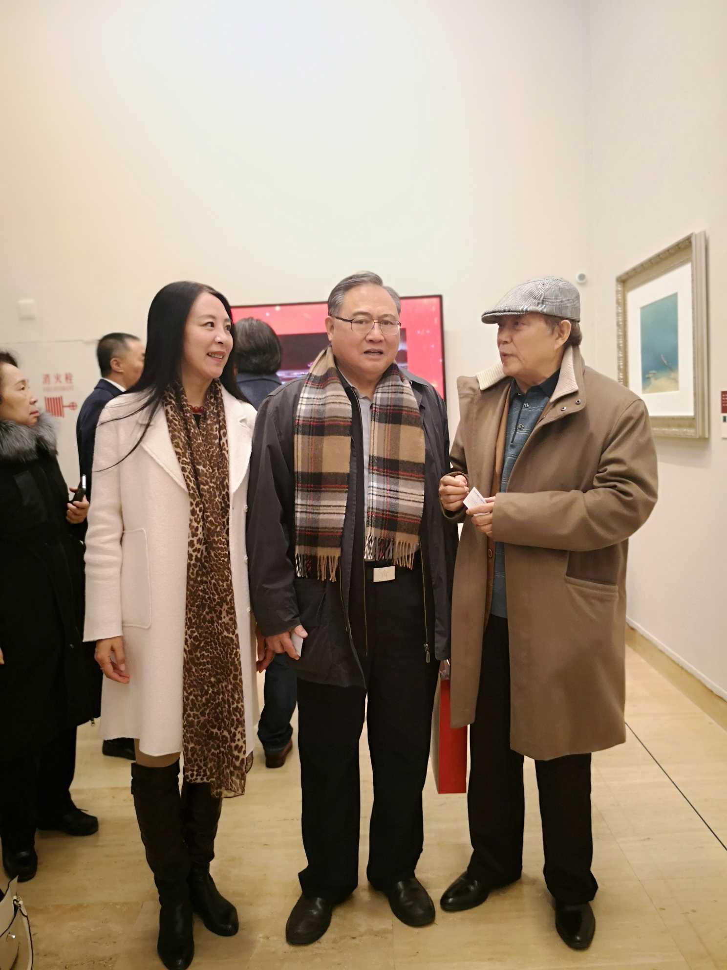 "1与熊光楷上将、爱心万里公益基金会理事长，万里之子·万伯翱交谈.jpg"