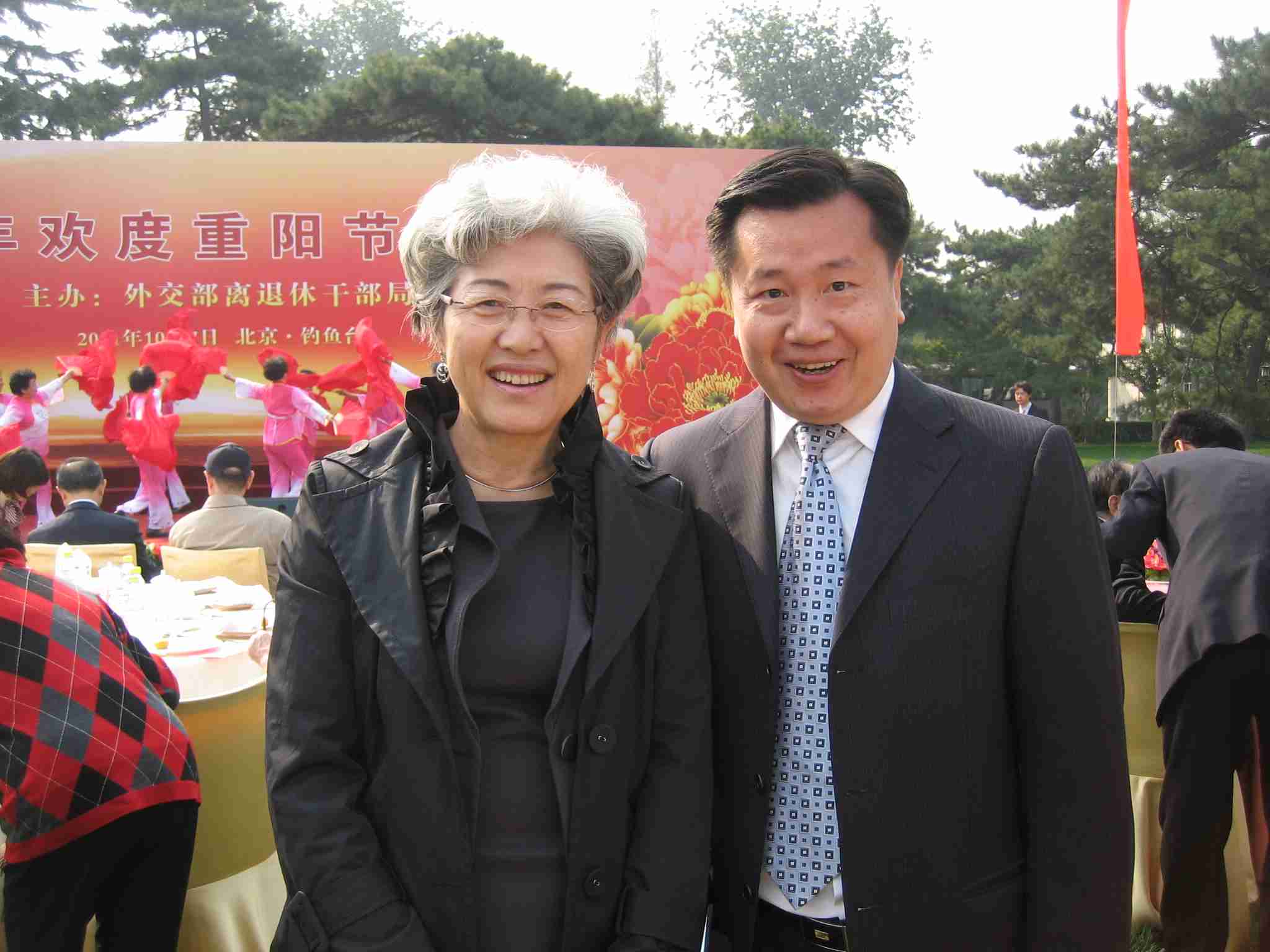 "2李少青在钓鱼台国宾馆举行的重阳节活动上与前驻英大使傅莹（原外交部副部长、原全国人大外委员会主任兼发言人）合影.jpg"