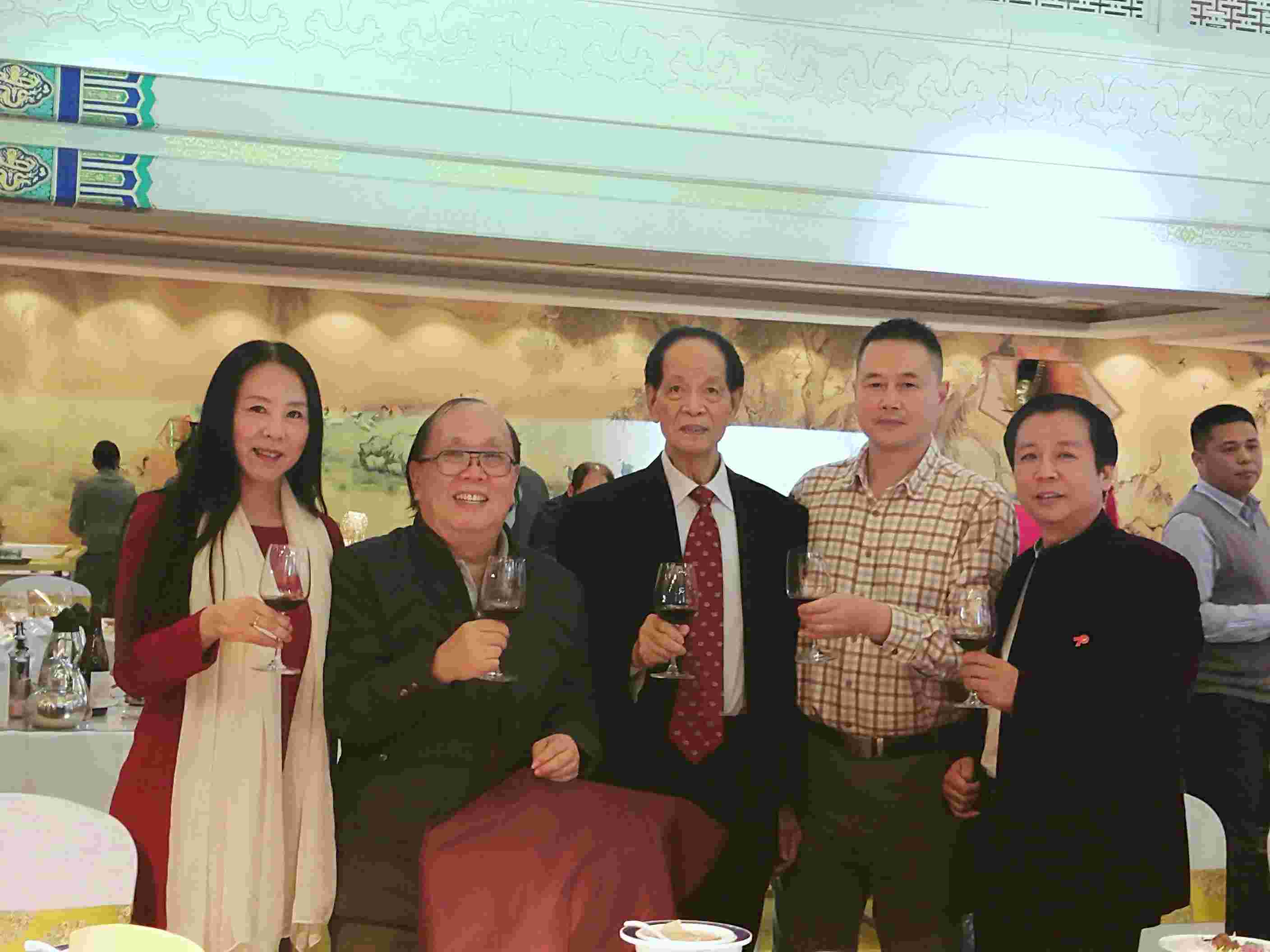 "4····与港澳台办、国务院侨办、新华社、印尼华裔总会领导交流合影.jpg"