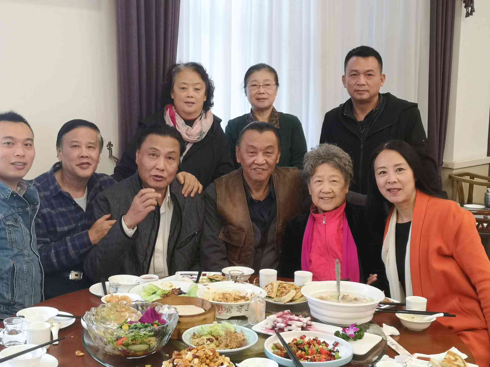 "9环球精英杂志主编刘军老师与陶玉玲老师及朋友们相聚.jpg"