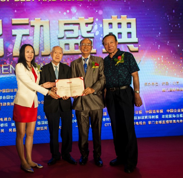 "环球精英杂志社总编辑刘俊岩（右一）、社长尹玮（左一）为东盟加六国贸易促进会主席罗宗正博士颁发”环球精英荣誉顾问“证书，泰国国务院财政管理委员会主席顾问陈铁君同贺(1).jpg"