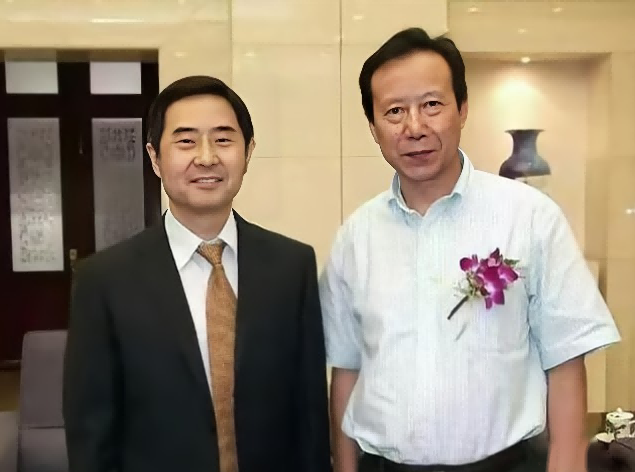 "刘俊岩与罗阳合影(1)(1)(1).png"