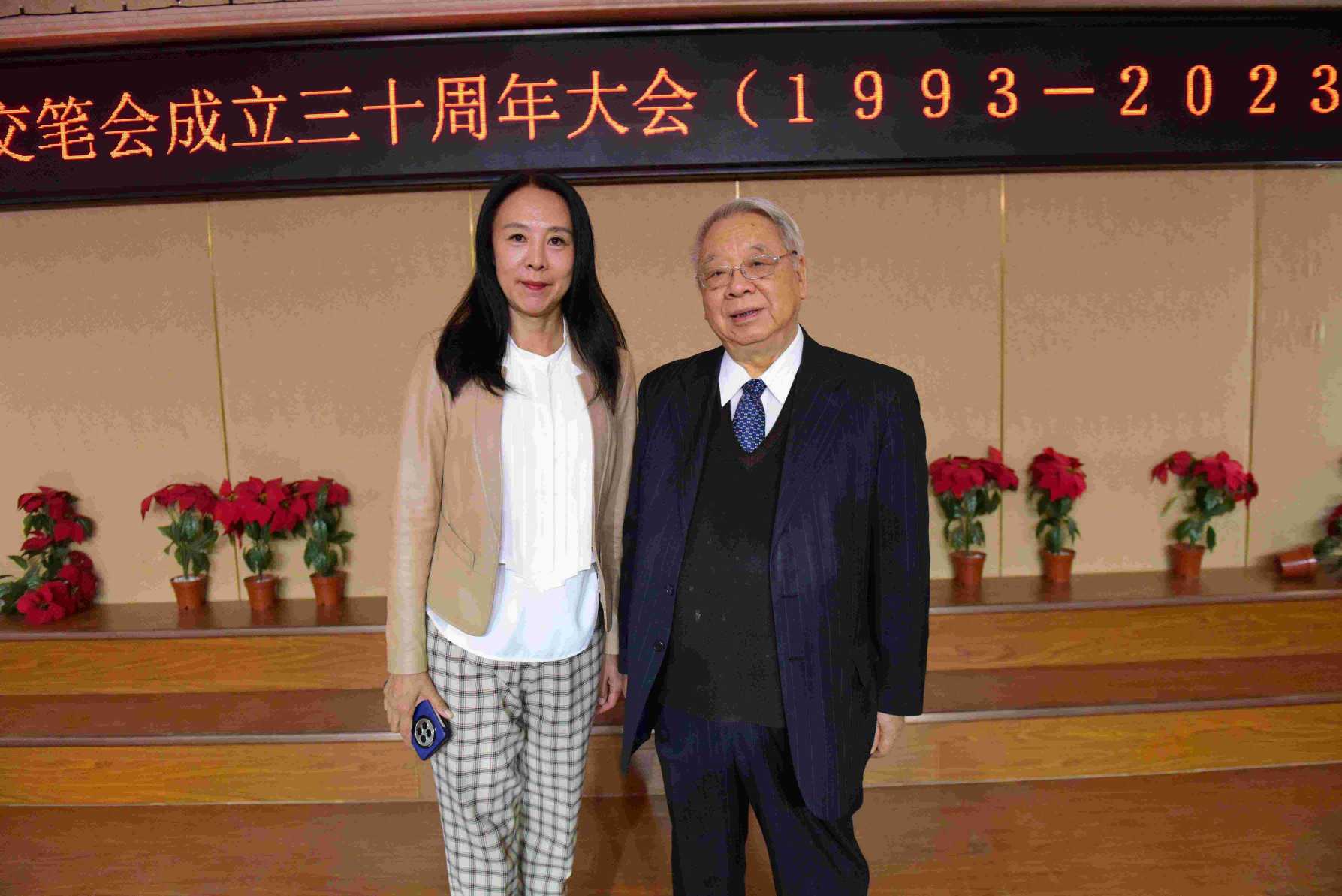 "尹玮社长与马振岗会长（曾出任中国驻大不列颠及北爱尔兰联合王国特命全权大使、亚太安全合作理事会中国委员会会长）合影.jpg"