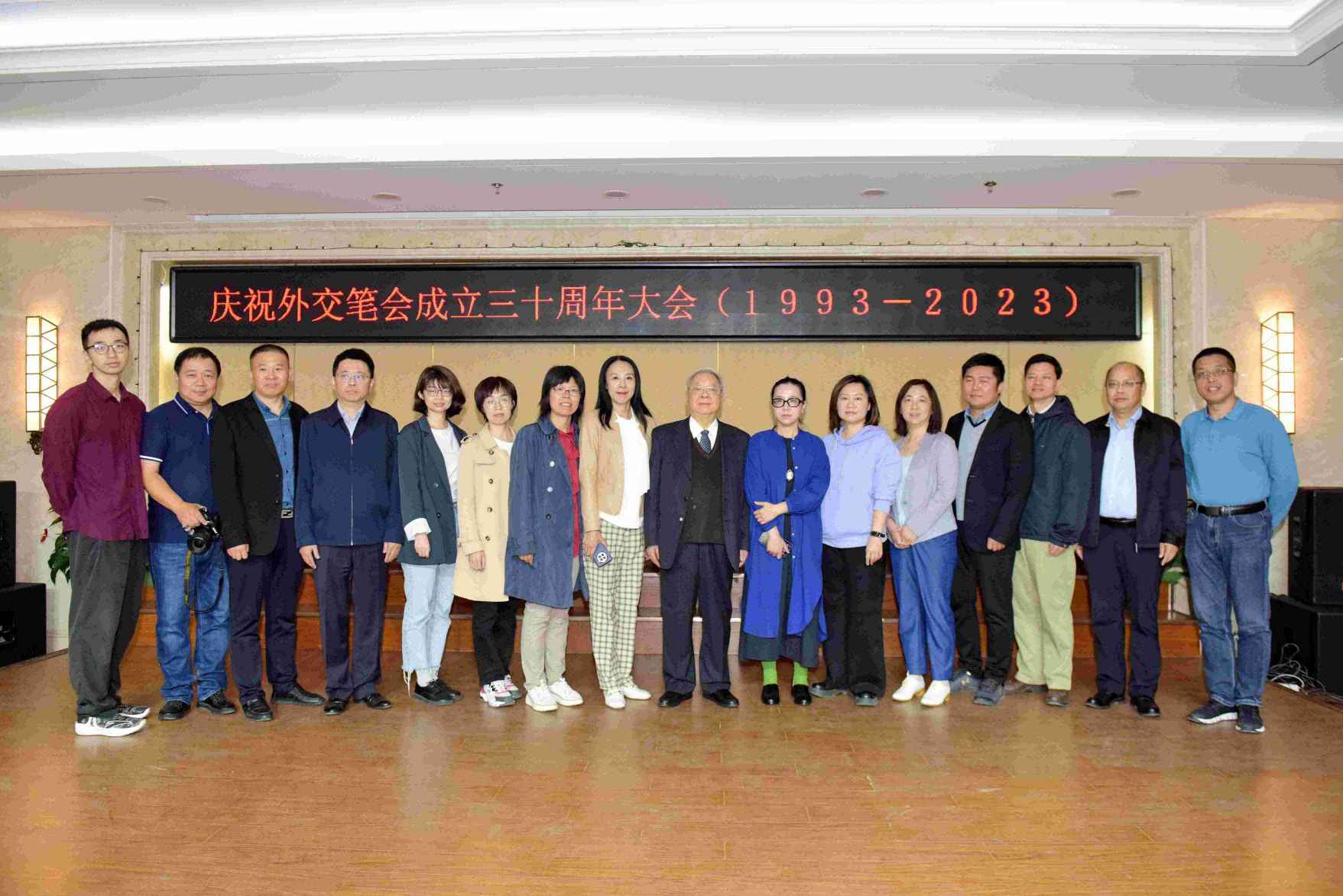 "世界知识出版社、人民出版社、中央党校出版社、五洲传播出版社、新星出版社，环球精英杂志社、纵横杂志、党史博览等负责人与马振岗会长合影。.jpg"