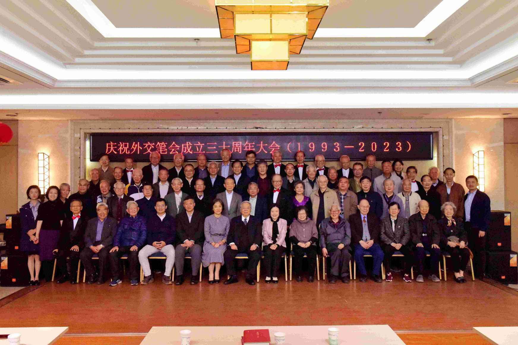 "致敬！老一代外交官们！祝福你们永远幸福安康！.jpg"